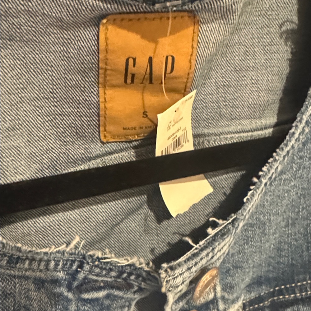 GAP Light Blue Denim Jacket with Frayed Edges and Puff Sleeve - Picture 2 of 3